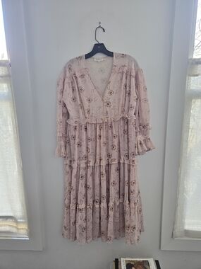 Blush Pink Floral V‑Neck Tiered Midi Dress